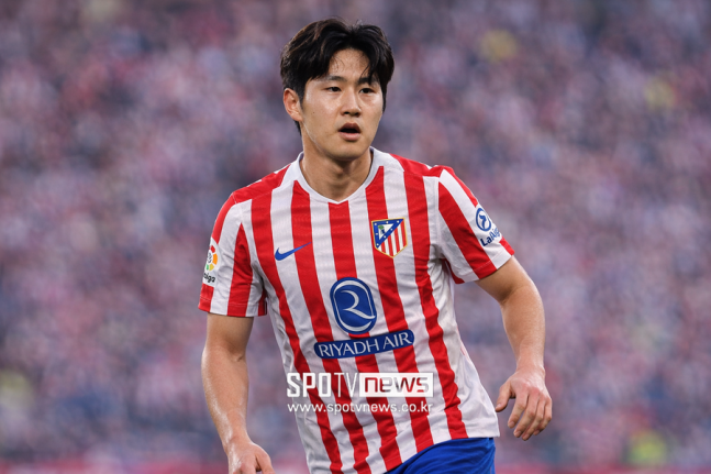 ▲ 이강인은 자신을 높게 평가하지만 로테이션 자원으로 분류하는 엔리케 감독의 종신 체제 아래 오래 남을 가능성이 갈수록 커지고 있다. 토트넘과 아틀레티코가 이강인을 향한 관심을 보였는데 엔리케 감독의 신뢰가 오히려 이적을 막고 있는 모양새다.&nbsp;현재 시점만 놓고 보면 PSG는 잔류를 택했고 토트넘은 일시 중단 상태에 머물러 있다. 하지만 이 흐름은 종료가 아니라 잠정 보류에 가깝다. 감독 변수와 재계약 변수, 포지션 경쟁의 비중, 프리미어리그 시장의 수요, 한국 시장의 상업성까지 더해지며 이강인의 향후 이동 경로는 다시 관심권으로 돌아올 가능성을 품고 있다.