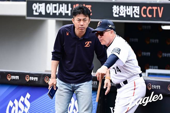 한화 이글스 손혁(왼쪽) 단장과 김경문 감독. /사진=한화 이글스 제공