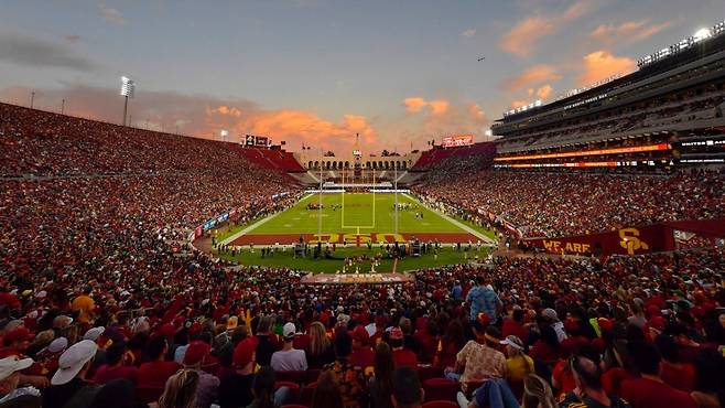 로스앤젤레스(LA)FC와 인터 마이애미의 2026 메이저리그사커(MLS) 개막전이 열리게 될 LA 메모리얼 콜리세움. /사진=CFB 홈 SNS 캡처