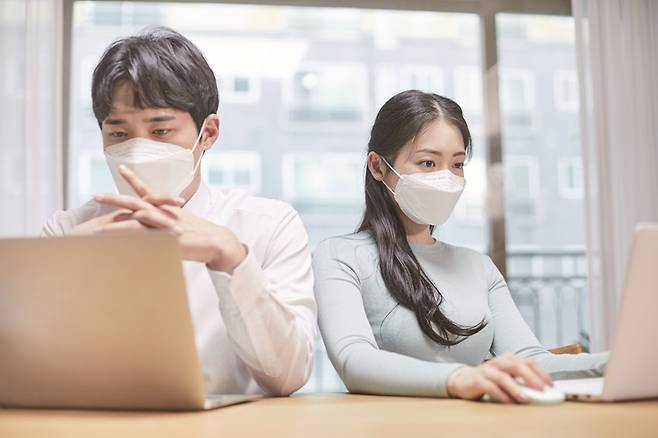 젠지 스테어는 Z세대가 타인을 무표정하게 빤히 바라보는 모습을 의미한다.[사진｜게티이미지뱅크]