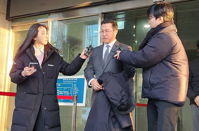 경찰 조사를 마치고 취재진과 인터뷰하는 개혁신당 김성열 전 수석최고위원 [촬영 김준태]