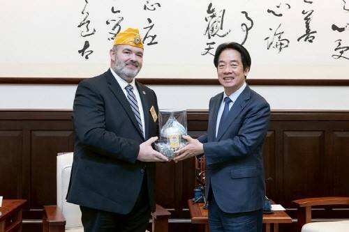 27일 폴 쉽리(Paul Shipley) 미국 재향군인회 회장(왼쪽)과 라이칭더 대만 총통 [대만 총통부 캡처. 재판매 및 DB 금지]