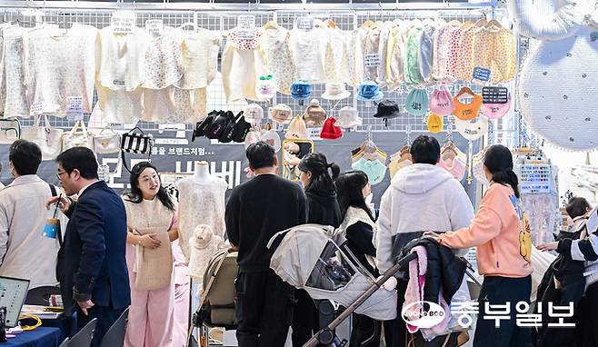 29일 오전 수원시 권선구 수원메쎄에서 열린 코베 베이비페어&유아교육전을 찾은 시민들이 다양한 육아용품을 둘러보고 있다. 임채운기자