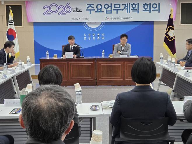 29일 대전선관위 직원이 참석한 가운데 회의실에서 개최한 2026년도 주요업무계획 회의에서 김만영 상임위원이 인사말을 하고 있다. [출처=대전선거관리위원회]