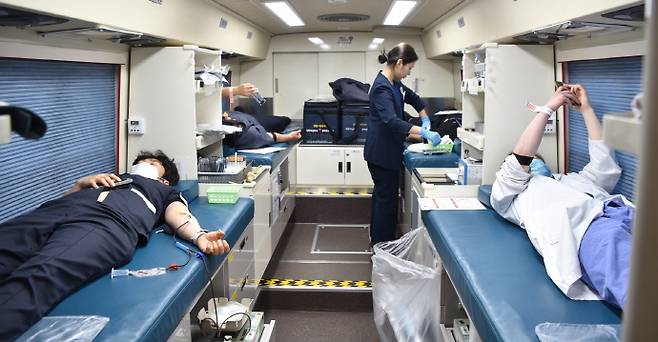 화순전남대학교병원이 저출산과 계절적 요인으로 인한 혈액 수급 불안정 문제 해결에 동참하기 위해 2026년 첫 '사랑의 헌혈 운동'을 실시했다. 사진은 화순전남대학교병원 직원과 내원객들이 이날 병원 주차장 입구에 마련된 대한적십자사 헌혈 차량에서 '사랑의 헌혈운동'에 참여하고 있는 모습. /화순전남대병원 제공
