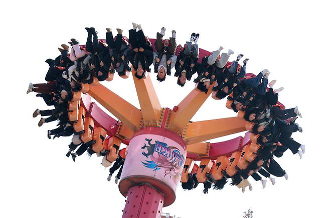 짜릿한 놀이기구를 타며 스릴을 만끽하는 참가자들. /이용선기자