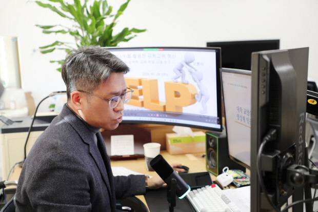 교류회 비대면 참여하는 임상훈 미래교육혁신본부장. 사진=국립금오공대 제공