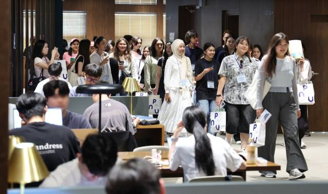 부산시와 부산글로벌도시재단 초청으로 부산을 방문한 카자흐스탄 알마티 한국교육원 학생 등 26명이 지난해 8월 금정구 부산대 캠퍼스 투어에 나서 도서관 시설을 둘러보고 있다. 정종회 기자 jjh@