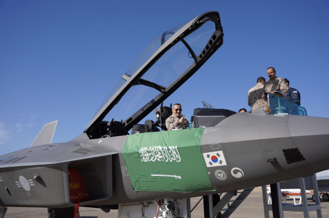 알 사우드 사우디아라비아 공군사령관이 KF-21을 탑승해 기념사진을 촬영하고 있다. [사진=KAI]