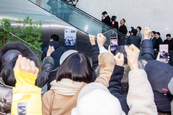 국민의힘에서 제명된 한동훈 전 대표가 29일 제명 결정과 관련해 기자회견 하기 위해 국회 소통관으로 향하고 있다. 2026.1.29. 연합뉴스