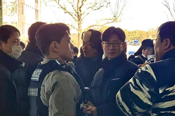 당권파를 지지하는 극우 유튜브는 29일 국회 소통관에서 '대머리 가발'을 쓰고 한동훈 전 대표 지지자들을 비아냥댔다. 2026.1.29. 김민주 기자.