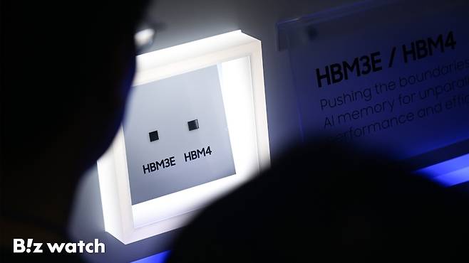 삼성전자가 2025년 10월 23일 서울 강남구 코엑스에서 열린 제27회 반도체 대전(SEDEX 2025)에서 HBM4를 관람객에게 선보이고 있다./사진=이명근 기자 qwe123@