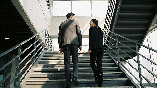 식후 산책이 어려운 경우 엘리베이터 대신 계단을 이용하는 것도 혈당 급상승 예방에 도움이 된다|출처: Gemini 생성