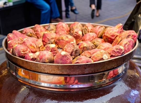 중년 이상 나이든 사람들에게는 군고구마가 추억의 음식이다. 하지만 혈당이 높은 사람은 군고구마를 먹을 때 반 개 정도로 양을 줄이고, 단백질·식이섬유·지방 식품과 함께 먹으면 혈당 상승을 억제하는 데 도움이 된다. 뜨거운 것보다는 식힌 군고구마가, 군고구마보다는 삶은 고구마가 더 좋다. 사진=게티이미지뱅크