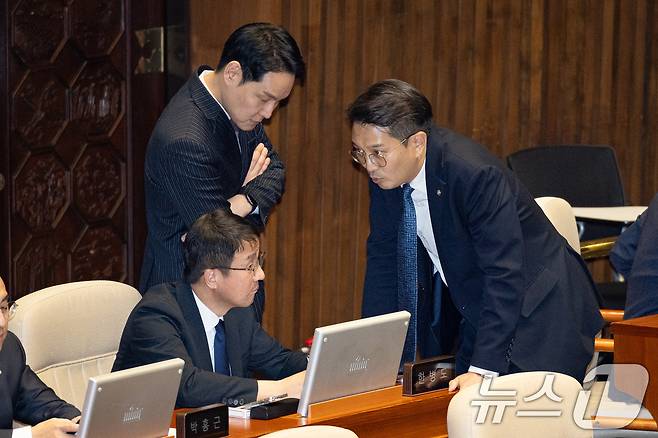 한병도 더불어민주당 원내대표와 김한규 원내정책수석, 전용기 원내소통수석이 지난 16일 서울 여의도 국회에서 열린 제431회 국회(임시회) 제1차 본회의에서 대화하고 있다. 2026.1.16/뉴스1 ⓒ News1 유승관 기자