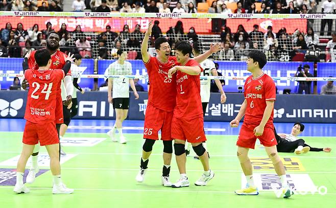 현대캐피탈에 대역전승을 거둔 한국전력. (KOVO 제공)