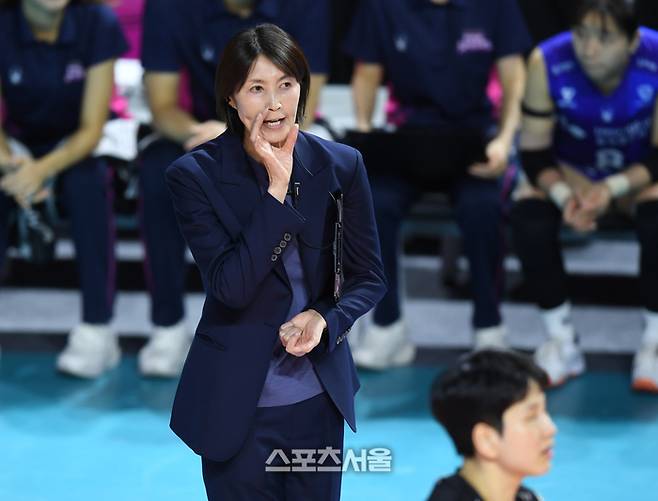 흥국생명 요시하라 토모코 감독이 3일 인천 삼산월드체육관에서 열린 2025~2026 V-리그 도로공사와 경기에서 작전지시를 하고 있다.  2025. 12. 3. 삼산 | 최승섭기자 thunder@sportsseoul.com