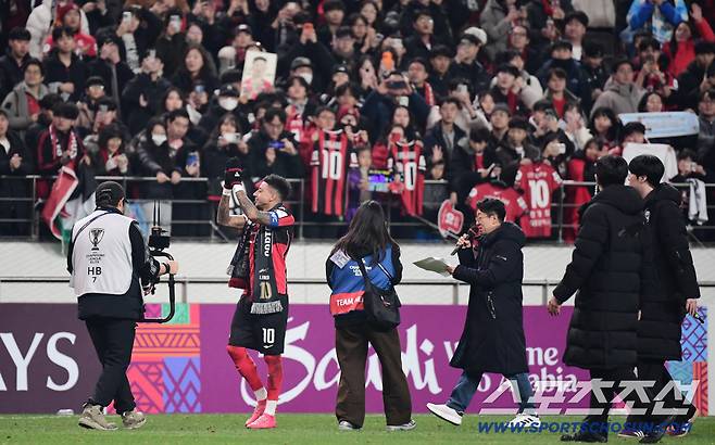 10일 오후 서울월드컵경기장에서 아시아챔피언스리그 엘리트(ACLE) 리그 6차전 FC서울과 멜버른시티FC의 경기가 열렸다. FC서울과 멜버른이 1-1 무승부를 기록했다. 경기 종료 후 FC서울 제시 린가드 환송행사가 열렸다. 그라운드를 돌며 팬들에게 인사를 건네는 린가드. 상암=송정헌 기자songs@sportschosun.com/2025.12.10/