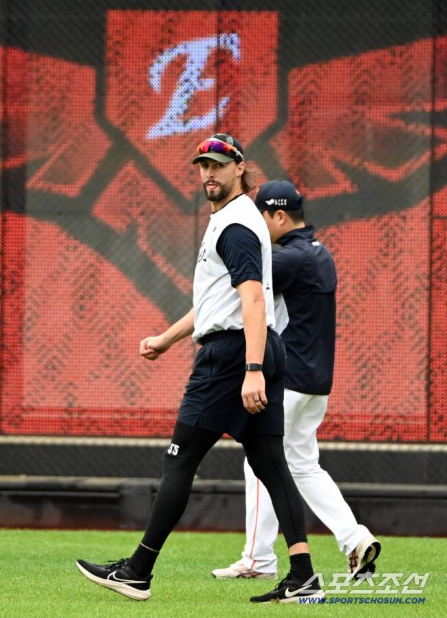 18일 대전 한화생명볼파크에서 삼성과 한화의 PO 1차전, 한화 와이스가 워밍업을 하고 있다. 대전=허상욱 기자wook@sportschosun.com/2025.10.18/