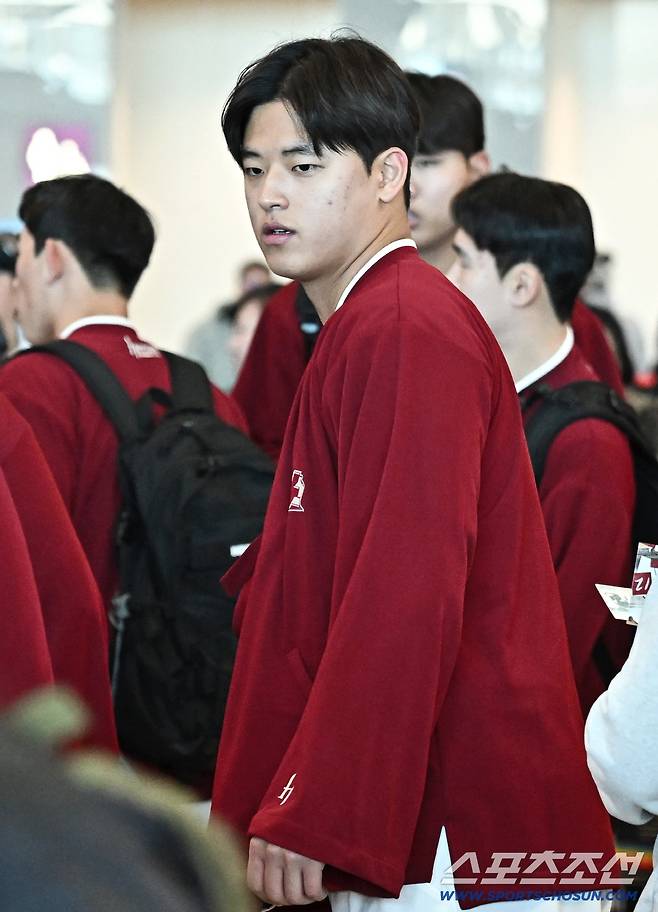 22일 키움 히어로즈 선수단이 인천공항 제2터미널을 통해 전지훈련을 위해 출국했다. 출국을 준비하고 있는 박준현. 인천공항=송정헌 기자songs@sportschosun.com/2026.01.22/