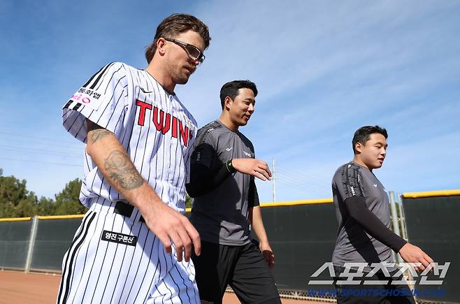 LG 아시아쿼터 투수 라크란 웰스가 정우영 등 동료들과 걸어가고 있다. 사진제공=LG 트윈스