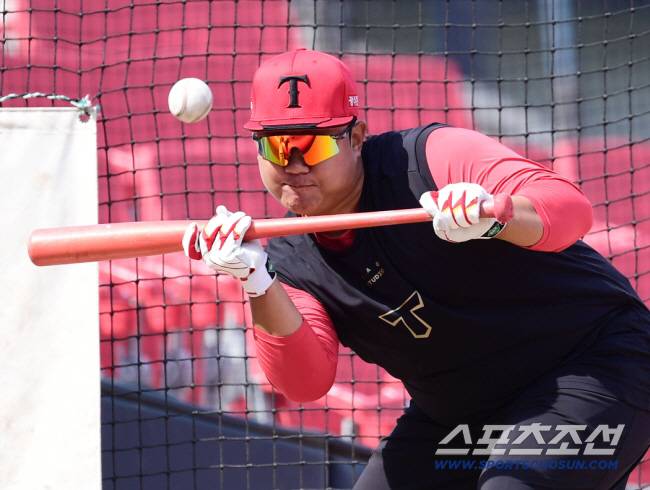 12일 광주 기아챔피언스필드에서 열리는 KBO리그 KIA와 삼성의 경기. 번트 훈련을 하고 있는 KIA 황대인. 광주=송정헌 기자songs@sportschosun.com/2025.06.12/