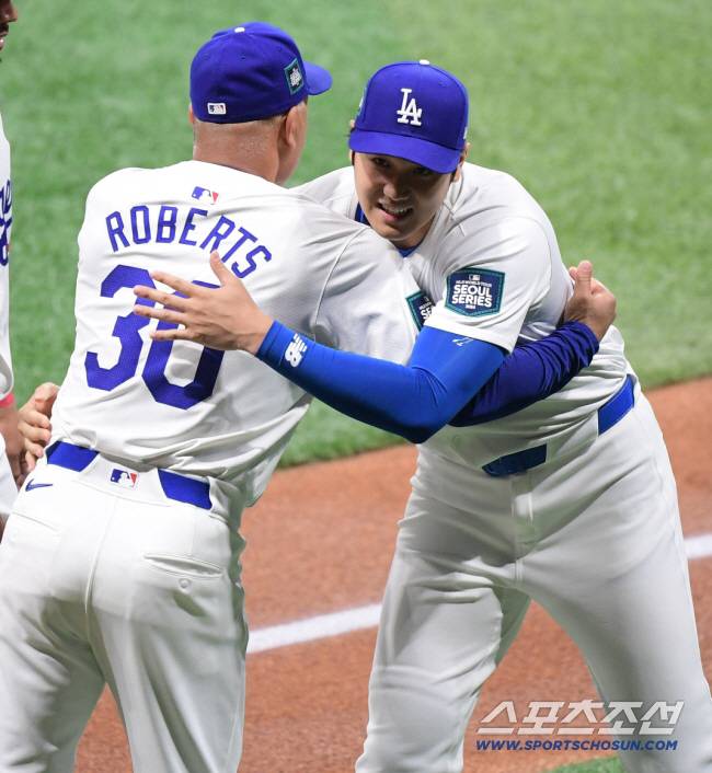 21일 서울 고척스카이돔에서 열린 'MLB 월드투어 서울 시리즈 2024' LA 다저스와 샌디에이고 파드리스의 경기. 호명 받은 오타니가 로버츠 감독의 환영을 받고 있다. 고척=정재근 기자 cjg@sportschosun.com/2024.3.21/