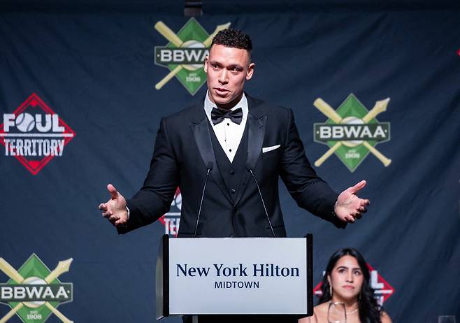 애런 저지가 지난 25일(한국시각) 뉴욕 야구기자의 밤 행사에서 AL MVP에 공식 호명된 뒤 소감을 밝히고 있다. AFP연합뉴스