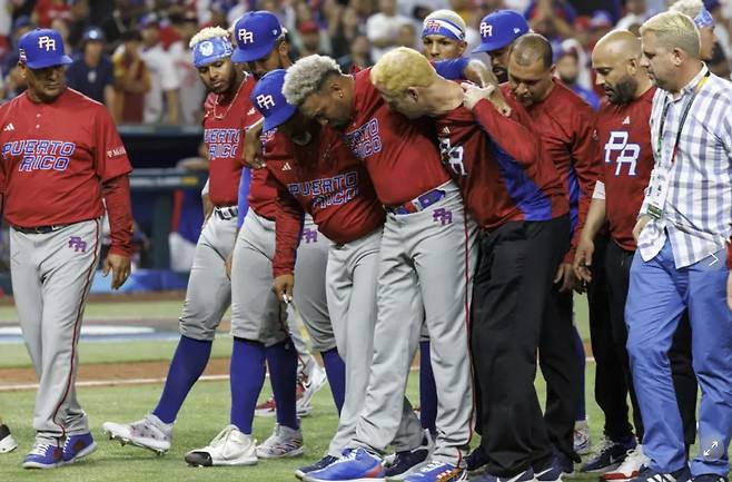 에드윈 디아즈가 2023년 WBC 조별라운드에서 도미니카공화국을 누른 뒤 세리머니를 하다 무릎 인대가 끊어지는 부상을 입고 실려나가고 있다. AP연합뉴스