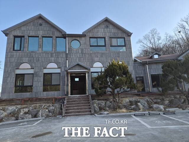 28일 오전 '오승혁의 '현장''은 차은우 가족 법인의 주소지로 등재된 인천시 강화군의 숯불장어 전문점을 찾았다. 한때 가수 겸 배우 차은우(본명 이동민)의 '단골 맛집'으로 이름을 떨치며 화려한 플래카드를 내걸었던 이곳은 현재 적막감만이 감돌고 있다. /인천시 강화군=오승혁 기자