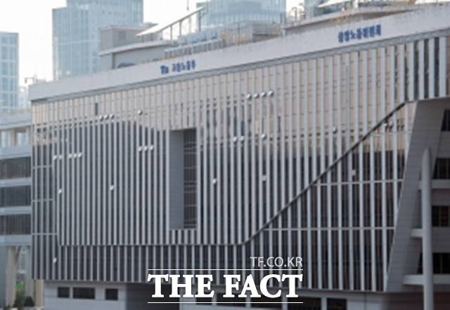 고용노동부는 29일 사망재해 발생 등 산업재해 예방조치 의무를 위반한 사업장 376곳의 명단을 공표했다. 사진은 고용노동부 전경. /더팩트DB