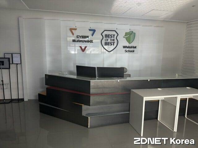 텅 비어 있는 BoB센터 프론트데스크.