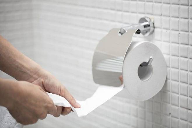 사진과 같이 두루마리 휴지 끝부분이 바깥을 향하게 거는 것이 올바른 방향이다. 클립아트코리아