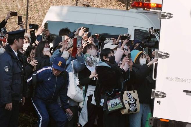 지난 1월27일 일본에서 중국으로 돌아가기 위해 출발하는 쌍둥이 판다에게 작별 인사하는 팬들의 모습. AFP연합뉴스