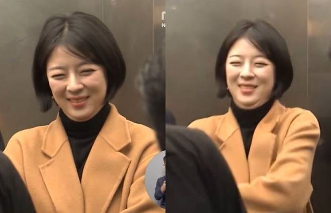 배현진 국민의힘 의원이 자신의 SNS에 자신에게 비판적인 댓글을 단 일반인의 개인정보를 ‘박제’한 것에 대해 묻는 취재진의 질문에 웃음을 지으며 자리를 뜨고 있다. MBC 뉴스데스크 방송화면 캡처