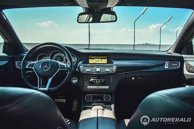 터치 스크린을 통한 차량의 기능 조작 위험성에 대한 지적이 끓이지 않으면서 최근 완성차 업계들은 필수 기능은 물리 조작으로 유지하는 방향으로 전략을 수정하고 있다. (@오토헤럴드)