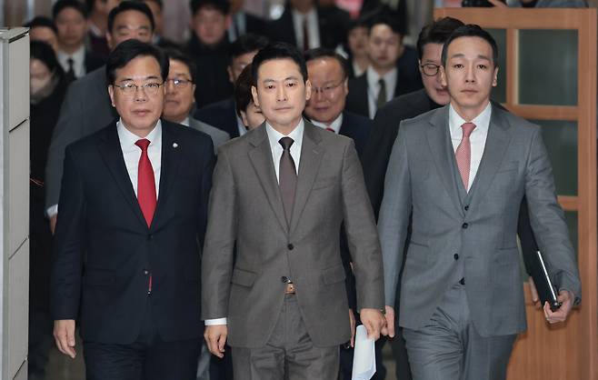 국민의힘 장동혁 대표(가운데)와 송언석 원내대표(왼쪽)를 비롯한 최고위원과 당 지도부들이 29일 국회에서 열린 최고위원회의에 참석하고 있다./남강호 기자