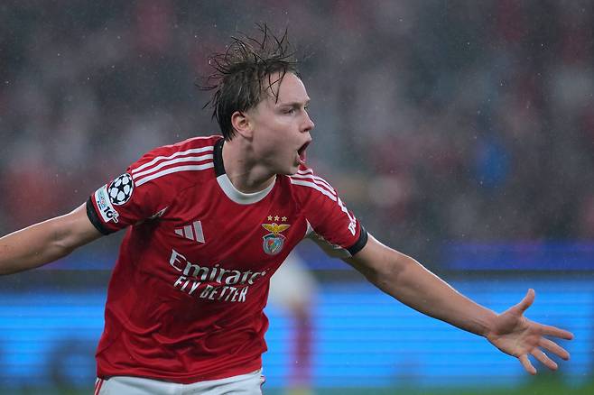 29일 레알 마드리드 상대로 2골을 터트린 벤피카의 측면 공격수 안드레아스 셸더루프가 득점 후 환호하고 있다./AP 연합뉴스