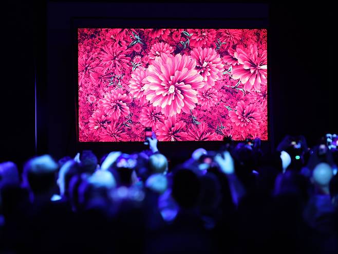 이달 미국 라스베이거스에서 개최된 CES 2026 ‘더 퍼스트룩’ 행사에서 삼성전자의 ‘130형 마이크로 RGB TV’가 공개되고 있다./연합뉴스