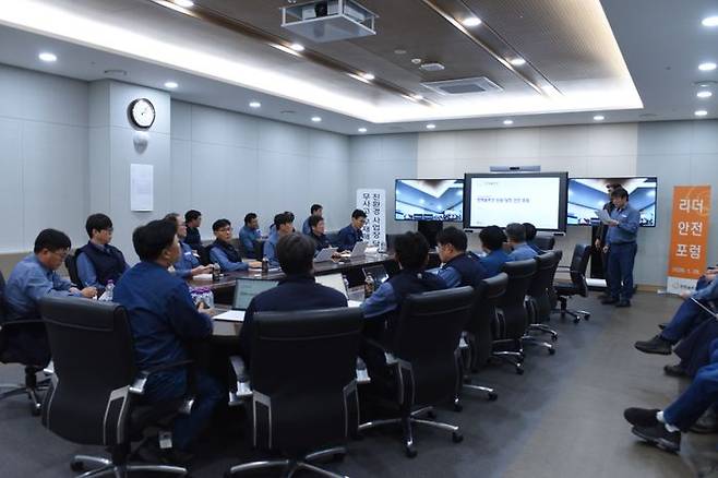 한화솔루션 케미칼 부문은 29일 여수공장에서 남정운 대표, 안인수 생산안전총괄 등 안전보건환경 경영위원회 위원들이 참석한 가운데 ‘리더 안전 포럼’을 개최했다.ⓒ한화솔루션