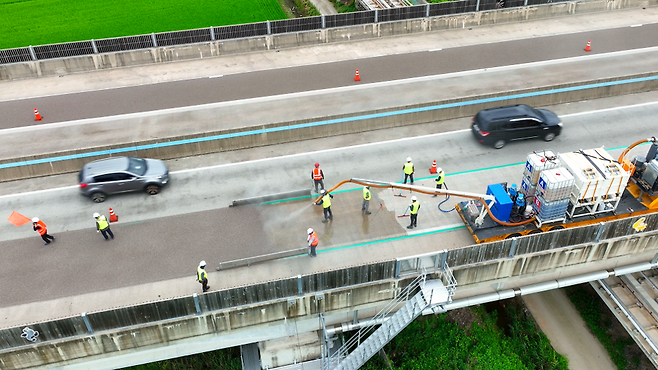 건설신기술 제1007호 에폭시 박층포장 공법 적용 현장. 도경건설 제공