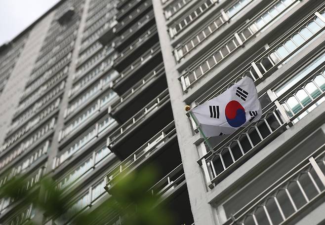 제76주년 제헌절인 2024년 7월 17일 오후 경기 수원시의 한 아파트단지에 태극기가 게양되어 있다. 뉴스1