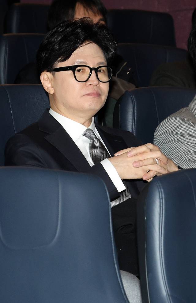 국민의힘 한동훈 전 대표가 28일 서울 영등포구의 한 영화관에서 ‘잊혀진 대통령: 김영삼의 개혁 시대’ 영화 관람을 위해 대기하고 있다. [연합뉴스]