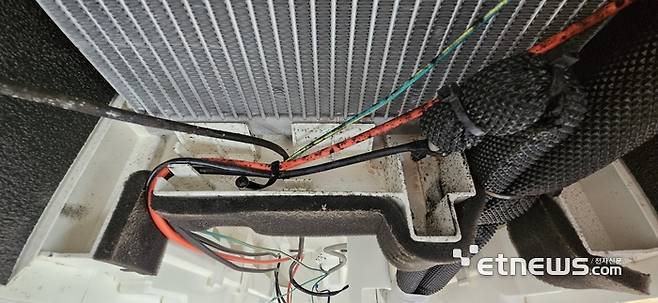 에어컨 전면 패널을 떼어내자 먼지와 곰팡이가 엉겨있는 모습을 확인할 수 있었다. (사진=배옥진)