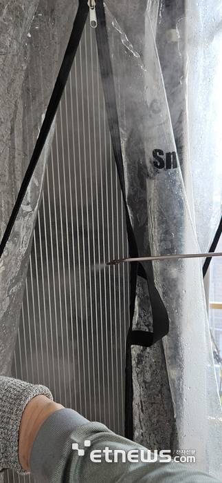 에어컨 본체를 보양작업 해놓은 후 고압수 처리 후 에바를 고온으로 살균 소독하는 모습 (사진=배옥진)