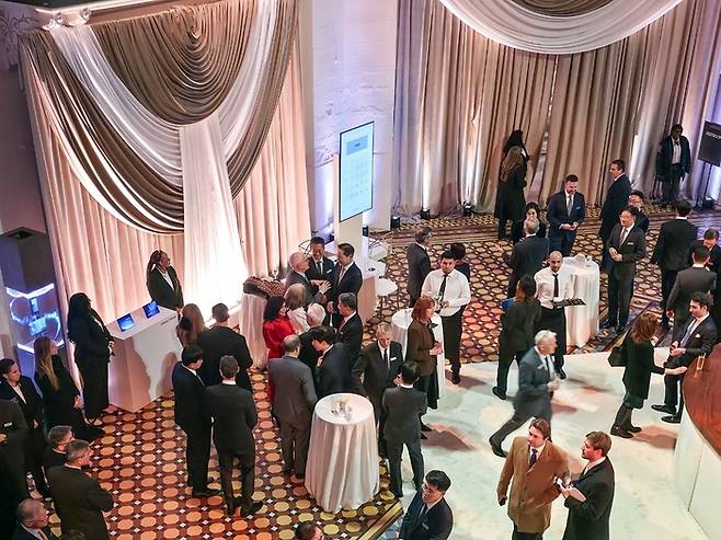 28일(현지시간) 미국 워싱턴 D.C. 스미스소니언 예술산업관에서 열린 갈라 디너에서 참석자들이 담소를 나누고 있다.