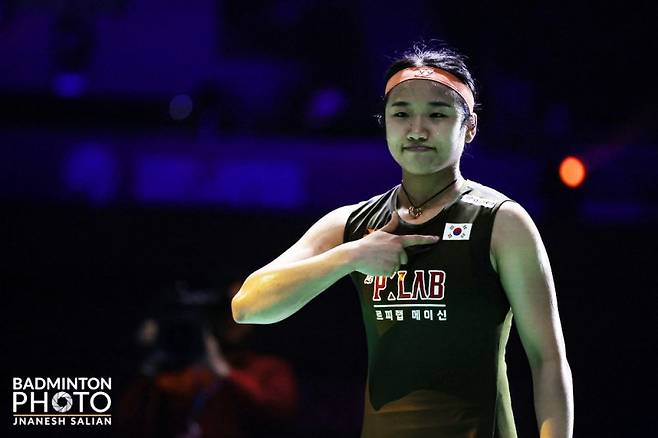 안세영이 인도 뉴델리에서 열린 세계배드민턴연맹 월드투어 슈퍼 750 인도오픈 여자 단식 4강전에서 태국의 랏차논 인타논을 상대로 승리한 뒤 세리머니를 하고 있다. 뉴시스