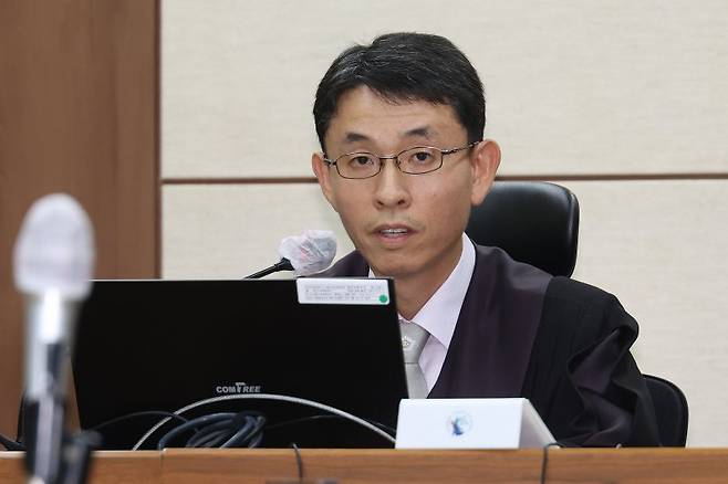 우인성 부장판사가 24일 오후 서울 서초구 서울중앙지방법원에서 열린 김건희 여사의 첫 재판에서 법정 촬영 허가 사항에 대해 설명하고 있다. /사진=뉴스1