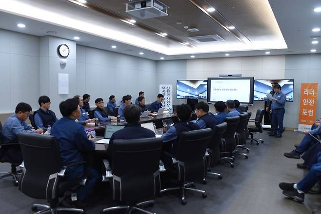 한화솔루션 케미칼 부문이 29일 여수공장에서 남정운 대표, 안인수 생산안전총괄 등 안전보건환경 경영위원회 위원들이 참석한 가운데 ‘리더 안전 포럼’을 개최했다. 한화솔루션 제공
