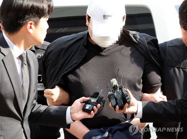 교제하던 여성을 살해하고 시신을 1년 가까이 김치 냉장고에 보관한 혐의로 기소된 40대가 법정으로 향하고 있다.[연합뉴스 자료사진]